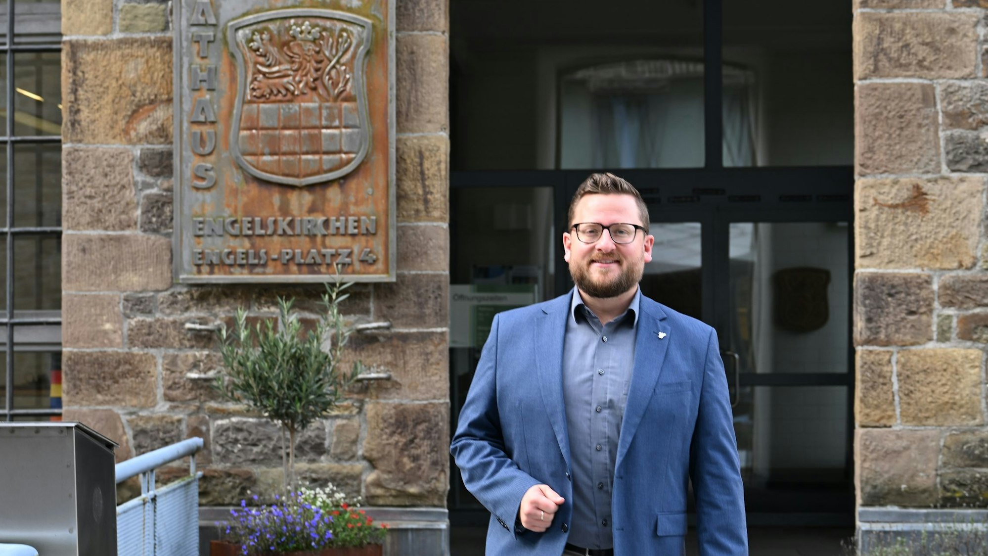 Engelskirchens neuer Bürgermeister Lukas Miebach vor dem Rathaus.