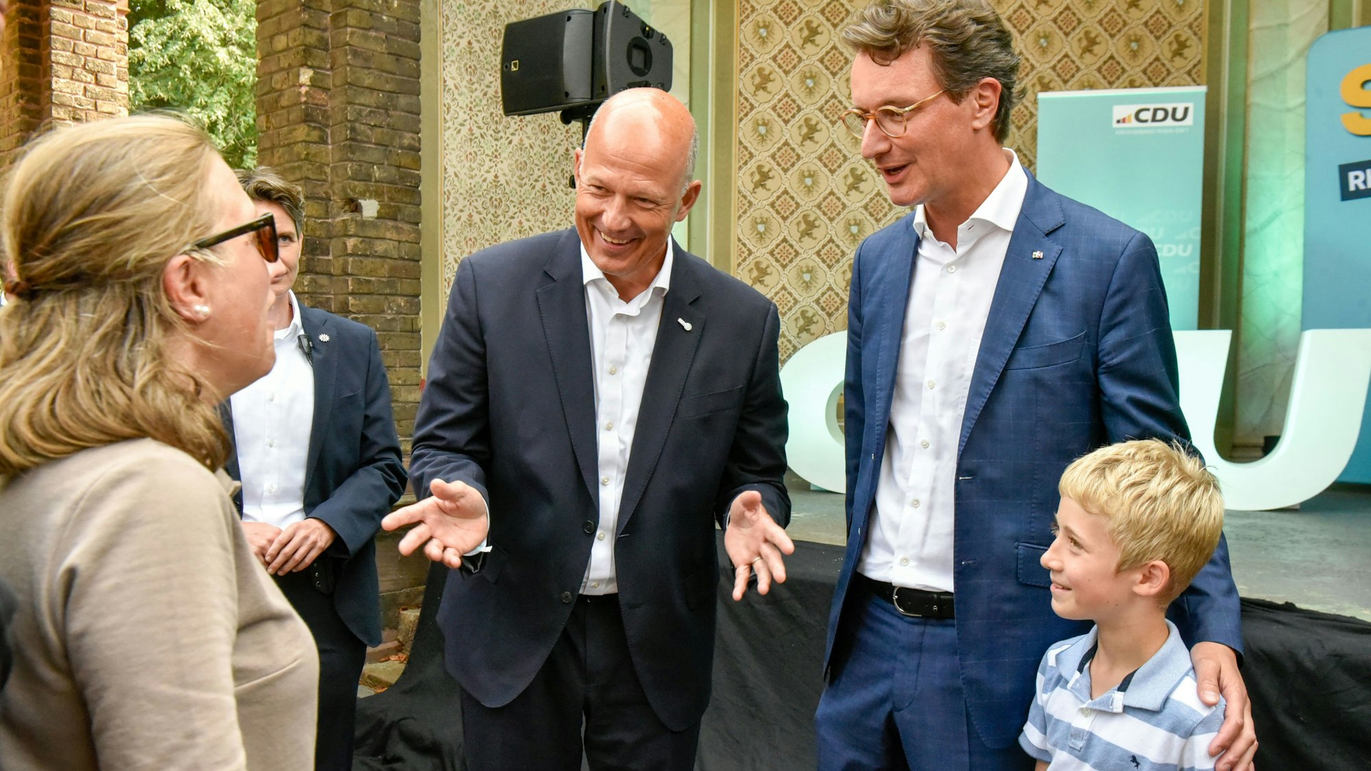 Finn beim Treffen mit Landrat Frank Rock und Ministerpräsident Hendrik Wüst.