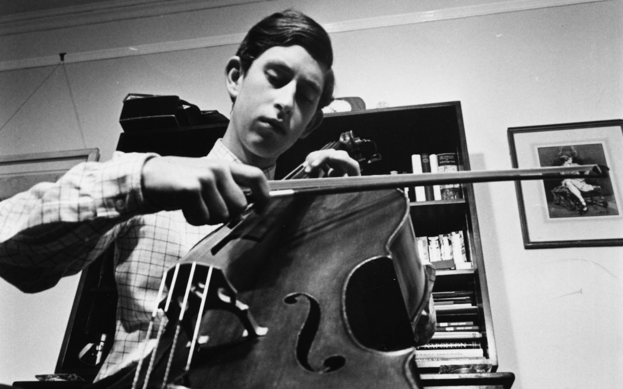 König Charles ist auch erstaunlich musikalisch: In seiner Kindheit spielte er Cello, Trompete und Gitarre. (Bild: Photo by Fox Photos/Hulton Archive/Getty Images)