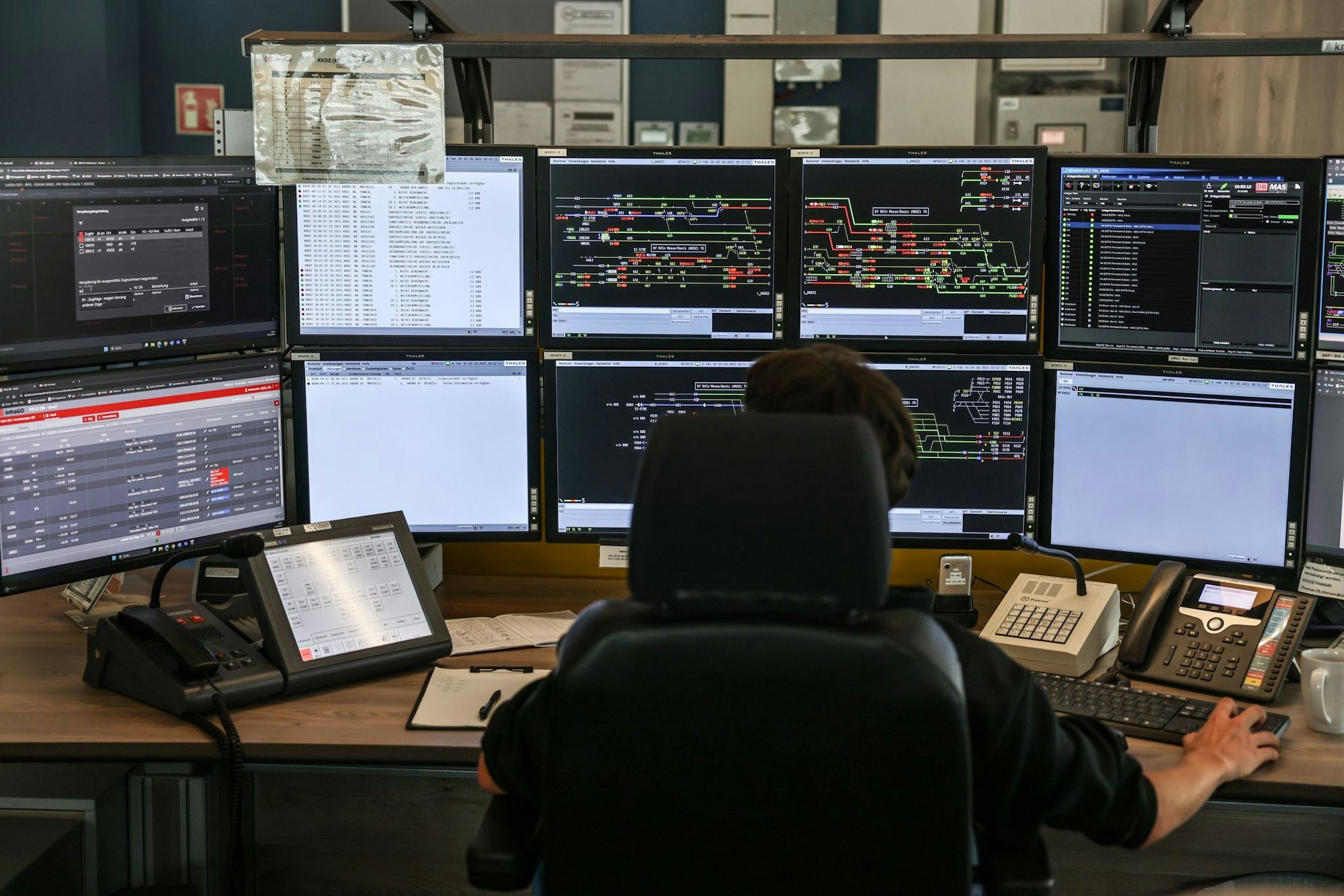 Mit Bildschirmen und Tastatur werden die Zugfahrten in einem modernen elektronischen Stellwerk gesteuert. (Archivbild)