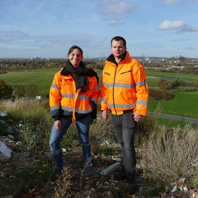 Martin Peters und Anna Sesterheim sind für den Erhalt und die Renaturierung der Deponie zuständig.