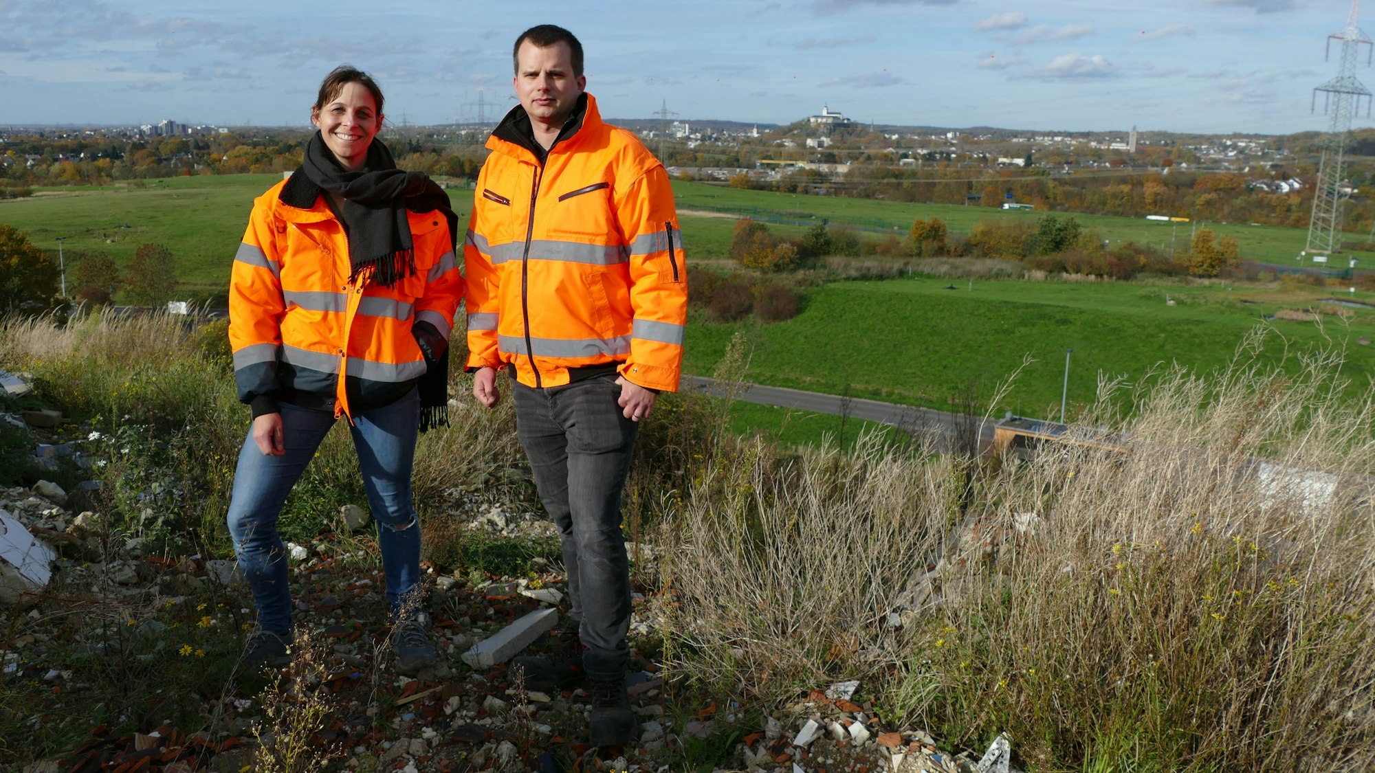 Martin Peters und Anna Sesterheim sind für den Erhalt und die Renaturierung der Deponie zuständig.