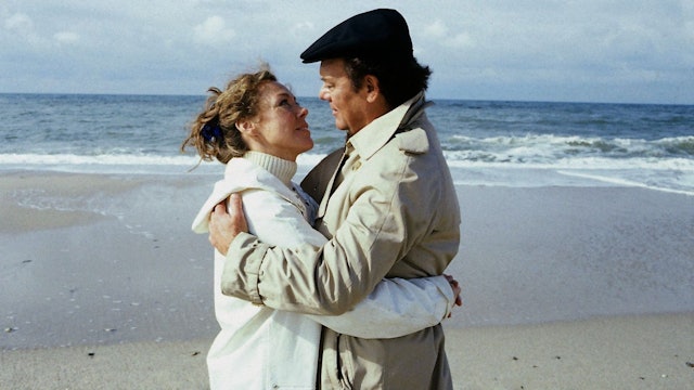 So sieht sie aus, die bis heute erfolgreichste fiktionale TV-Ausstrahlung des deutschen Fernsehens: Schwester Christa (Gaby Dohm, links) und Klaus Brinkmann (Klausjürgen Wussow) sind sich in „Die Schwarzwaldklinik - Die Schuldfrage“ (17. November 1985, ZDF) sehr nahe gekommen. Weit weg von der Klinik, am Nordseestrand, ließen sie ihren Gefühle füreinander freien Lauf. Und 28 Millionen Zuschauer seufzten dazu. (Bild: ZDF / Thomas Waldhelm)