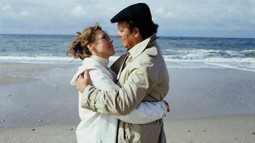 So sieht sie aus, die bis heute erfolgreichste fiktionale TV-Ausstrahlung des deutschen Fernsehens: Schwester Christa (Gaby Dohm, links) und Klaus Brinkmann (Klausjürgen Wussow) sind sich in „Die Schwarzwaldklinik - Die Schuldfrage“ (17. November 1985, ZDF) sehr nahe gekommen. Weit weg von der Klinik, am Nordseestrand, ließen sie ihren Gefühle füreinander freien Lauf. Und 28 Millionen Zuschauer seufzten dazu. (Bild: ZDF / Thomas Waldhelm)