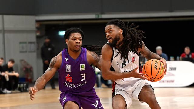 07.11.2025, Basketball-Bayer Giants-Göttingen
rechts: Kobe Langley (Bayer)
Foto: Uli Herhaus