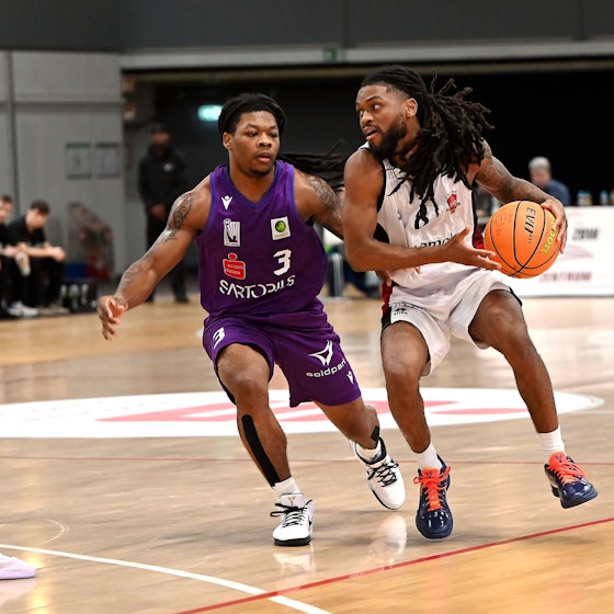 07.11.2025, Basketball-Bayer Giants-Göttingen
rechts: Kobe Langley (Bayer)
Foto: Uli Herhaus