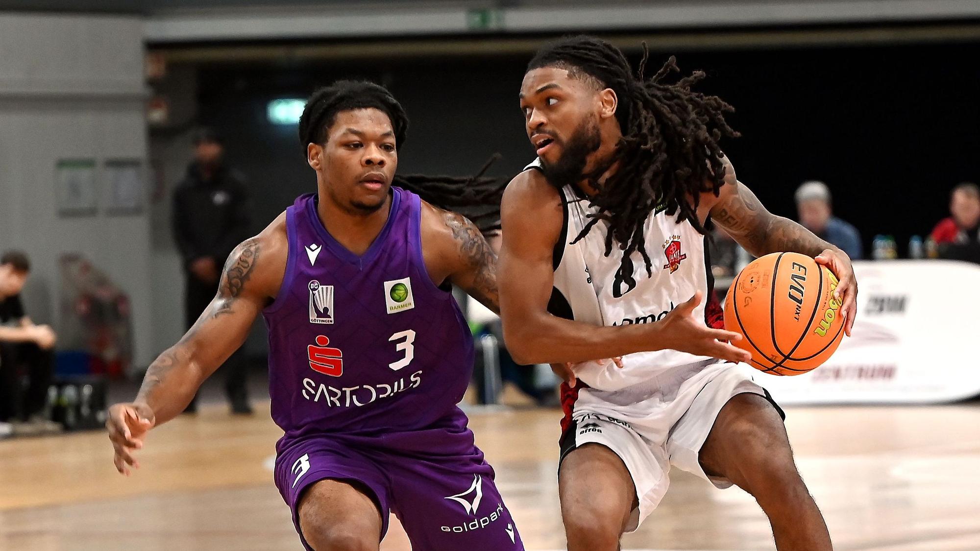 07.11.2025, Basketball-Bayer Giants-Göttingen
rechts: Kobe Langley (Bayer)
Foto: Uli Herhaus