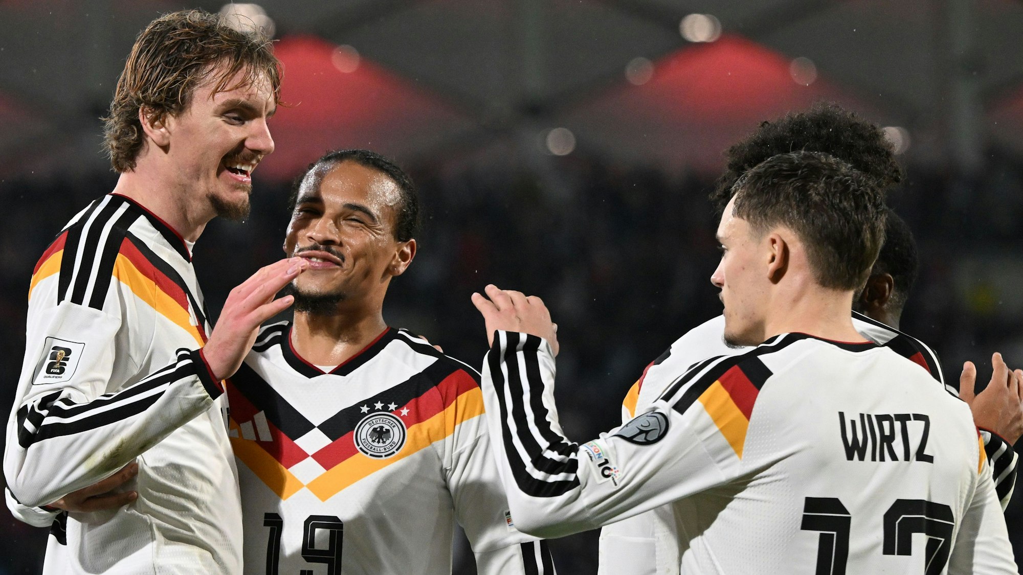 Deutschlands Nick Woltemade jubelt mit Leroy Sané und Florian Wirtz nach seinem Treffer zum 0:2.