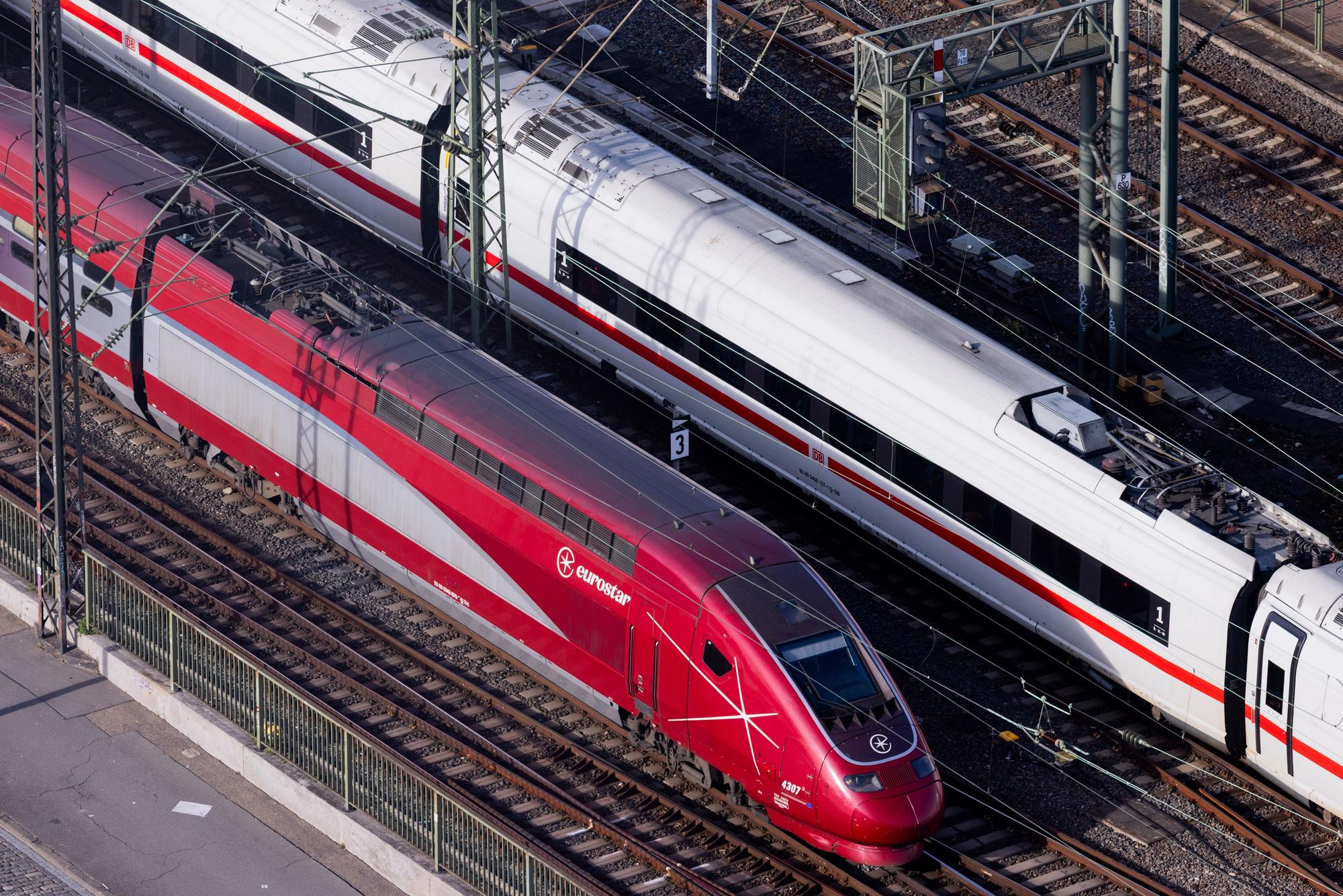 Ein ICE Fernzug der Deutschen Bahn und ein Eurostar fahren über die Hohenzollernbrücke in den Hauptbahnhof ein - oder verlassen ihn. (Symbolfoto)