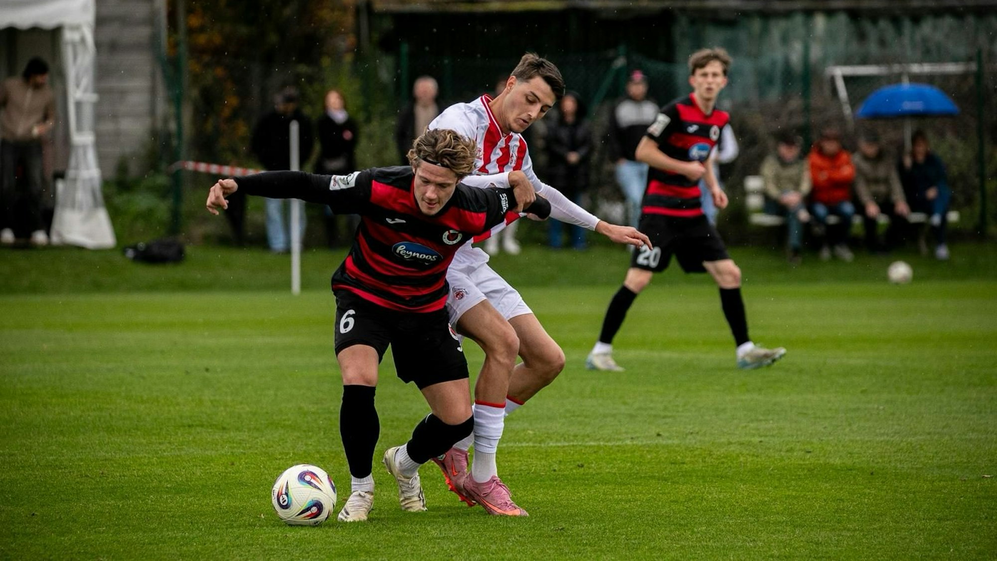 Viktorias Doppeltorschütze Tobias Eisenhuth (vorne) im Zweikampf mit Malek El Mala