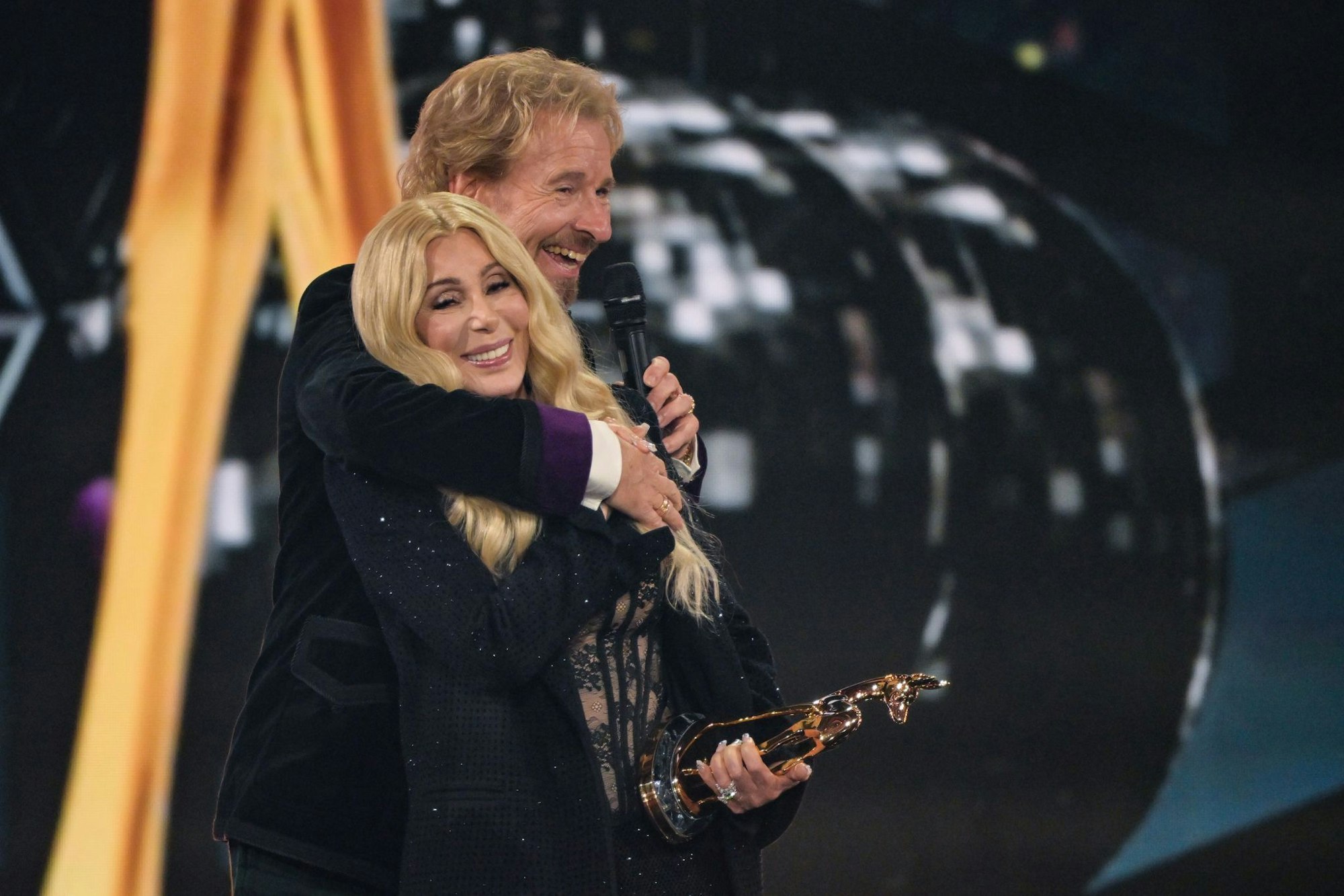 Gottschalk (75) umarmte Cher (79) auf der Bühne.