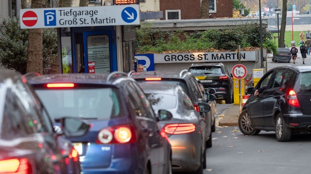 04.12.2022, Köln: Vor den Parkhäusern bilden sich Warteschlangen. Am zweiten Adventswochenende ist verkaufsoffener Sonntag und dementsprechend viel Betrieb in der Innenstadt. Foto: Uwe Weiser