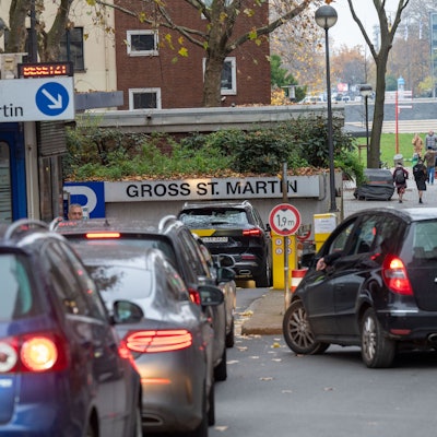 04.12.2022, Köln: Vor den Parkhäusern bilden sich Warteschlangen. Am zweiten Adventswochenende ist verkaufsoffener Sonntag und dementsprechend viel Betrieb in der Innenstadt. Foto: Uwe Weiser