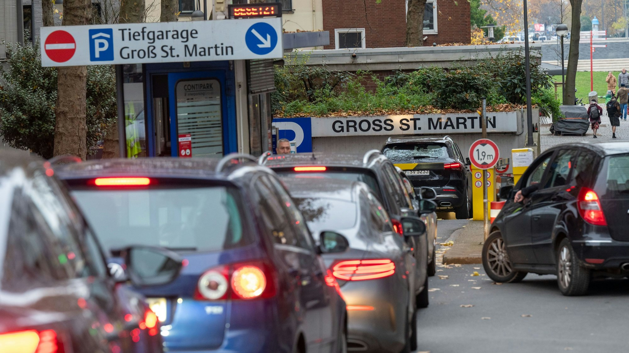 04.12.2022, Köln: Vor den Parkhäusern bilden sich Warteschlangen. Am zweiten Adventswochenende ist verkaufsoffener Sonntag und dementsprechend viel Betrieb in der Innenstadt. Foto: Uwe Weiser