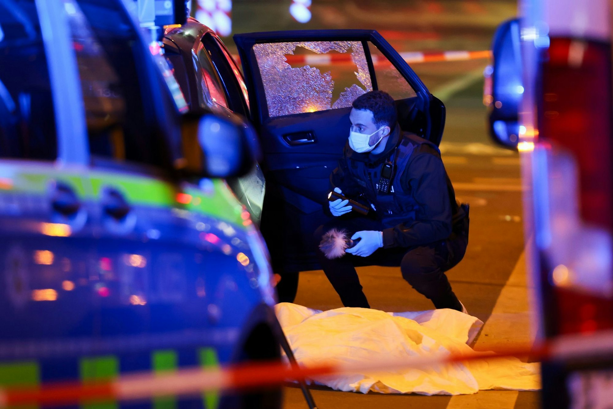 Viermal schoss der Täter durch die Seitenscheibe des Autos. (Archivbild)