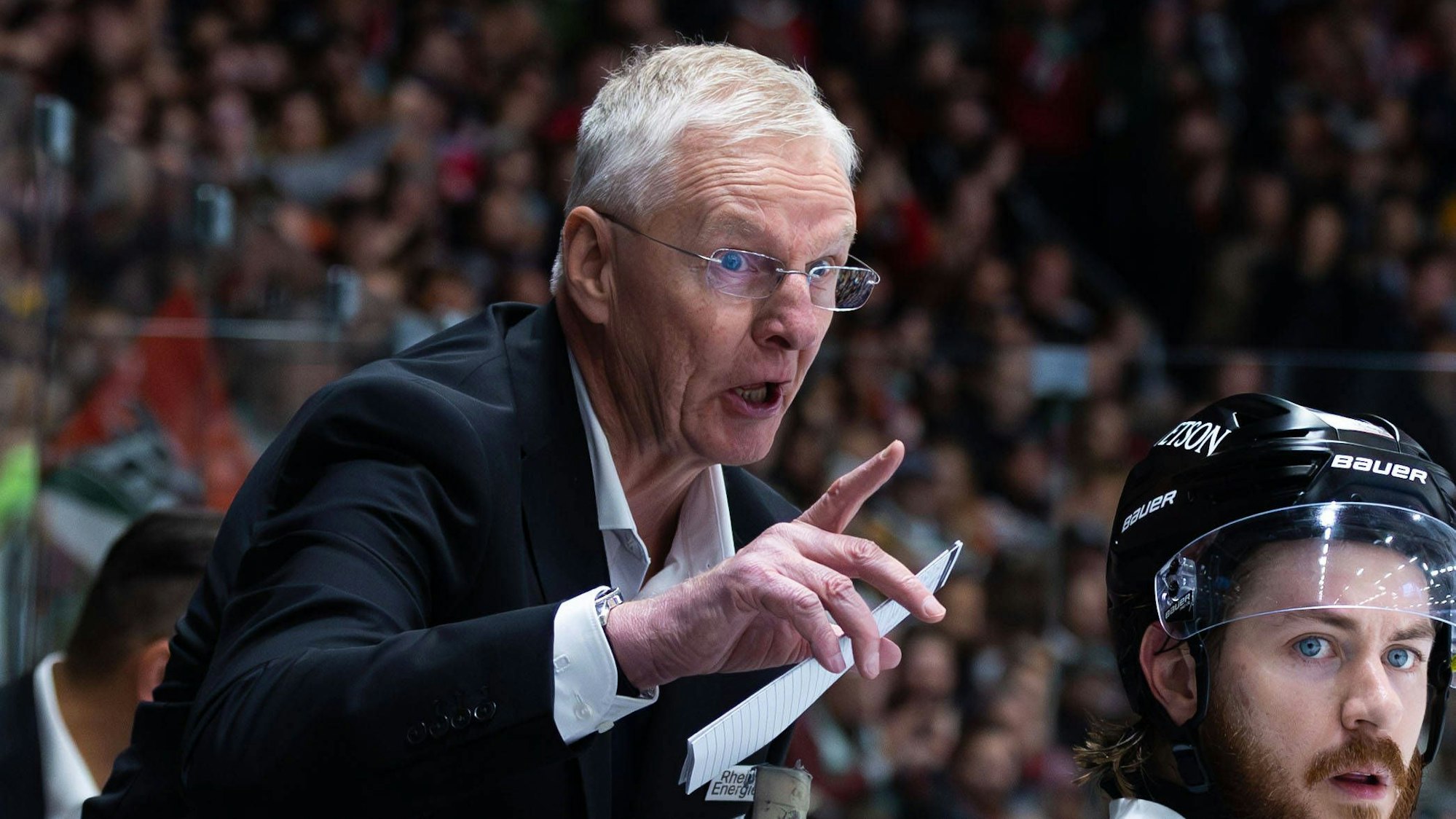 Augsburg, Deutschland 26. September 2025: 1. DEL - 2025/2026 - Sp. 5 - Augsburger Panther vs. Kölner Haie Im Bild: Trainer Kari Jalonen Köln gibt Abweisungen an seine Spieler *** Augsburg, Germany 26 September 2025 1 DEL 2025 2026 Sp 5 Augsburger Panther vs Kölner Haie In the picture Coach Kari Jalonen Cologne gives rebuffs to his players Copyright: xFotostandx/xStiebertx