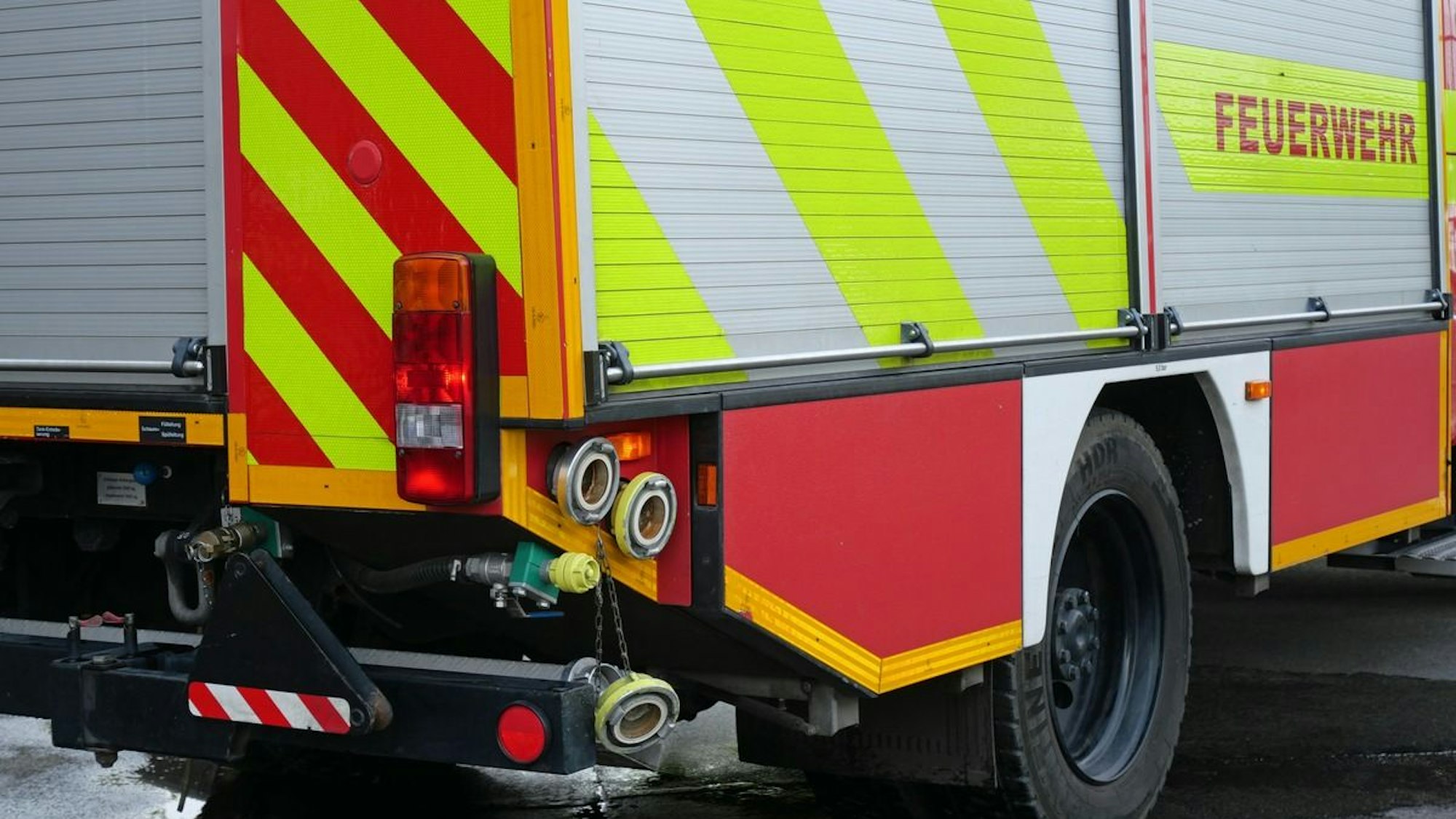 Am Donnerstagabend brannte ein Opel Astra in Mettmann. Die Polizei schließt Brandstiftung nicht aus und sucht Zeugen.