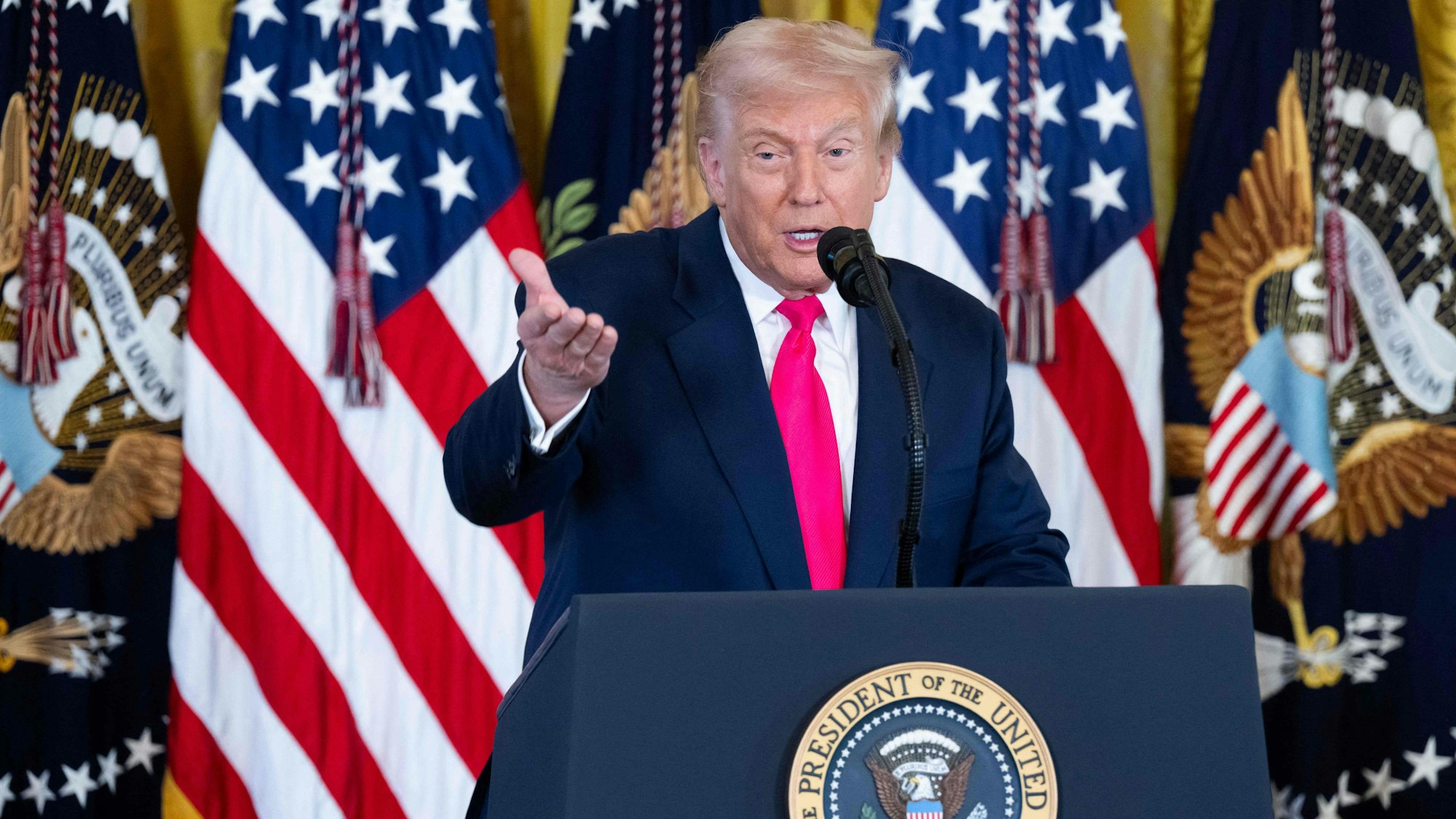 Das Bild zeigt US-Präsident Donald Trump bei einer Rede. Foto: Saul Loeb