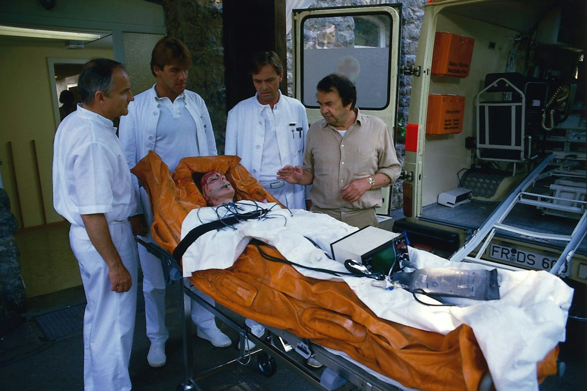 Dr. Elena Bach (Heidelinde Weis) ist mit dem Auto verunglückt (von links: Franz Rudnick, Sascha Hehn, Holger Petzold, Wolfgang Kieling). (Bild: ZDF / Thomas Waldhelm)