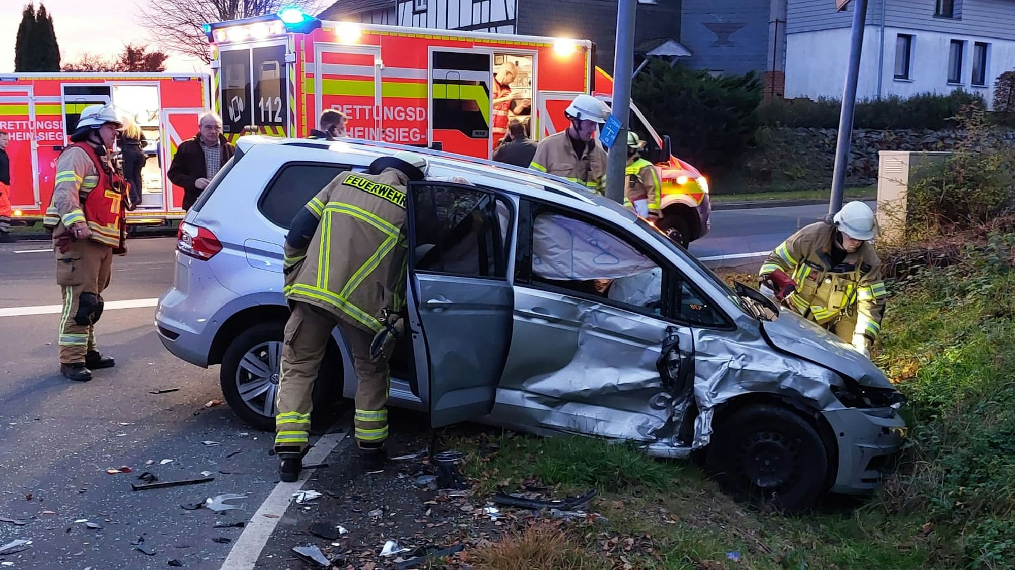 Der VW Touran der 60 Jahre alten Frau aus Bonn schleuderte in den Straßengraben.