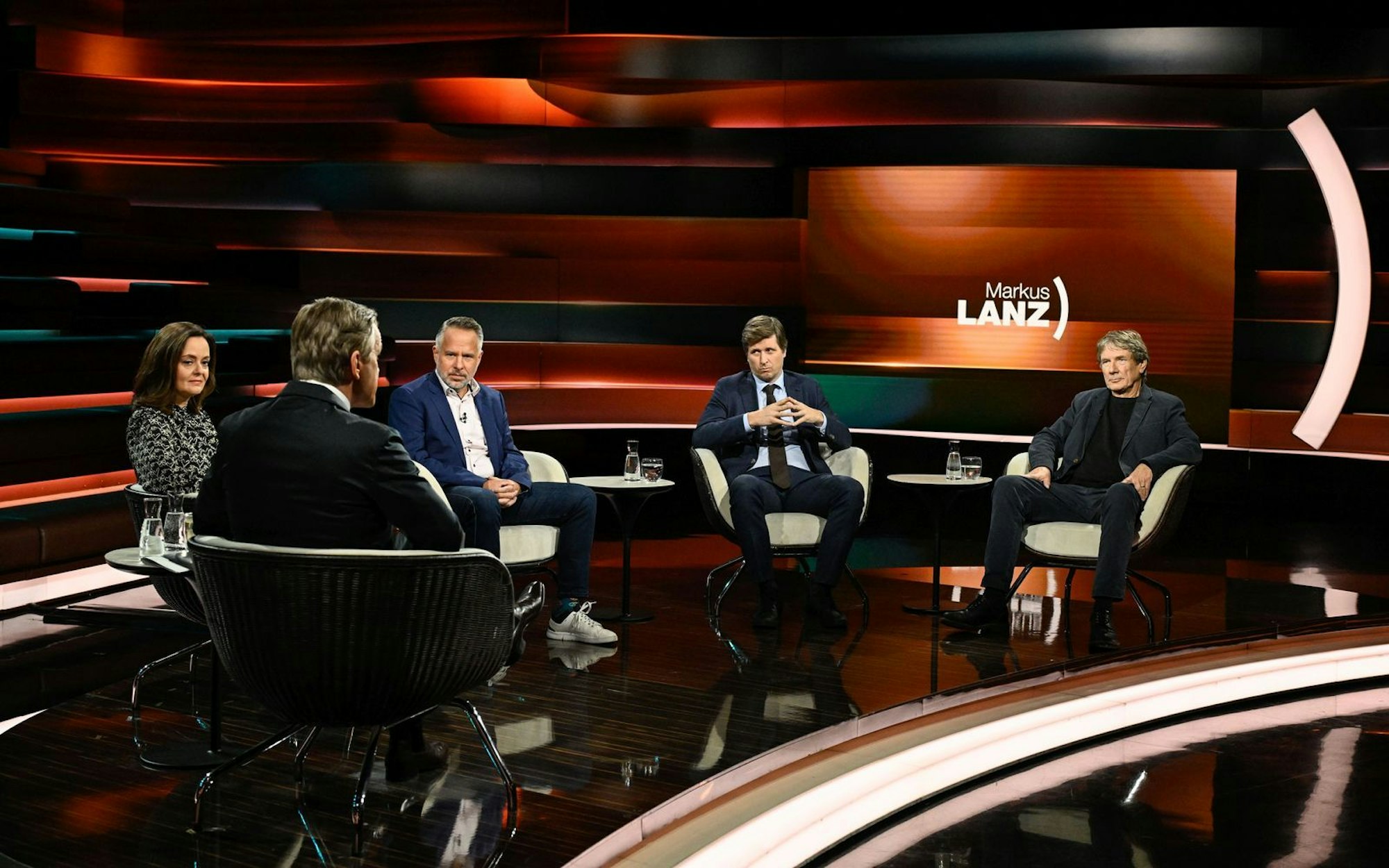 Bei Markus Lanz (vorne) sprach am Donnerstag eine Expertenrunde über die Wirtschaftspolitik von Schwarz-Rot. (Bild: ZDF / Markus Hertrich)