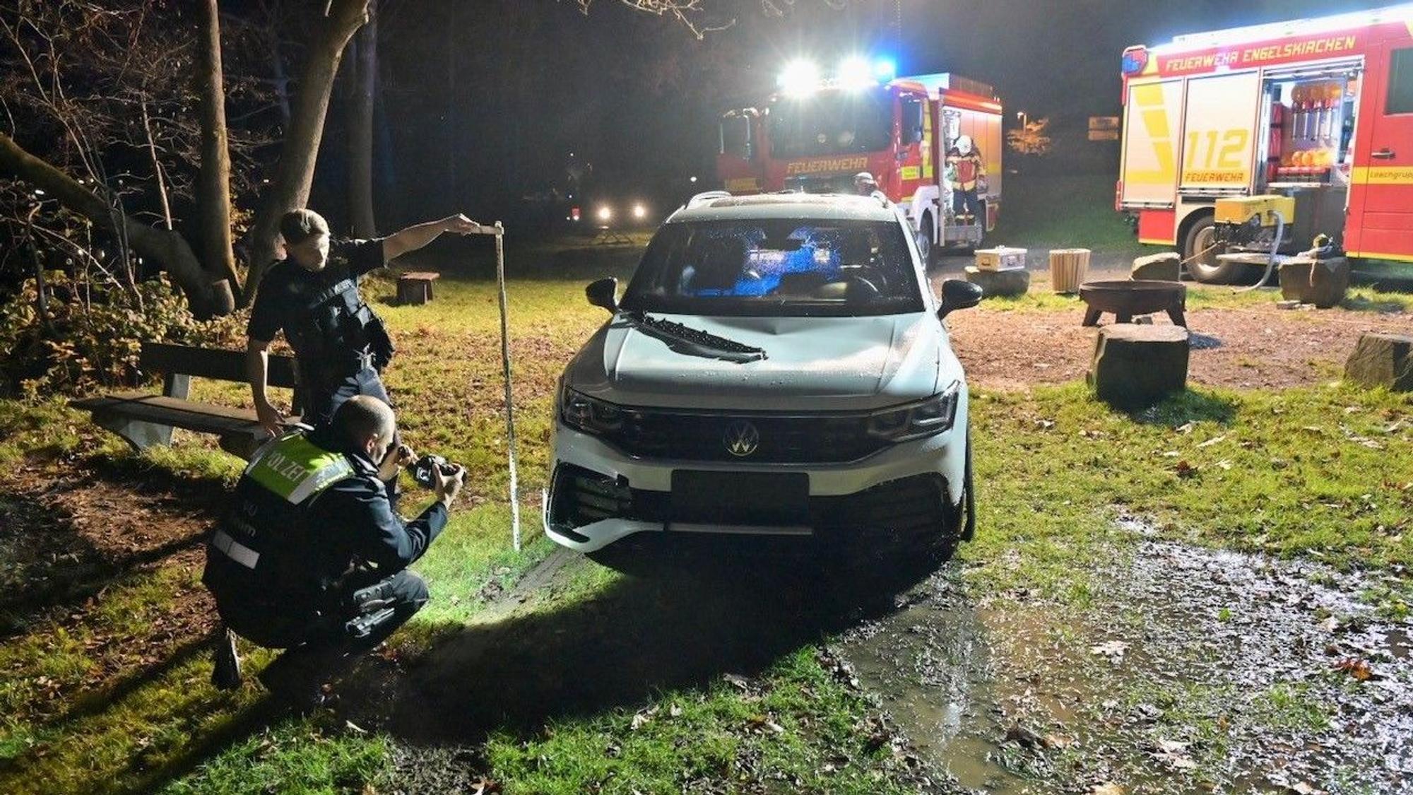 Ein Auto vor Feuerwehrautos.