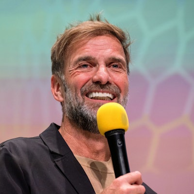 Das Bild zeigt Jürgen Klopp, ehemaliger Fußballspieler und -trainer sowie Global Head of Soccer bei Red Bull, bei der Preisverleihung des Deutschen Fußball-Kulturpeises 2025. Foto: Pia Bayer/dpa