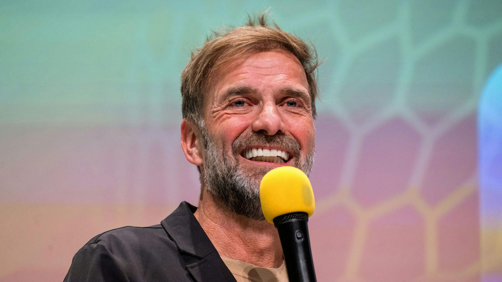 Das Bild zeigt Jürgen Klopp, ehemaliger Fußballspieler und -trainer sowie Global Head of Soccer bei Red Bull, bei der Preisverleihung des Deutschen Fußball-Kulturpeises 2025. Foto: Pia Bayer/dpa