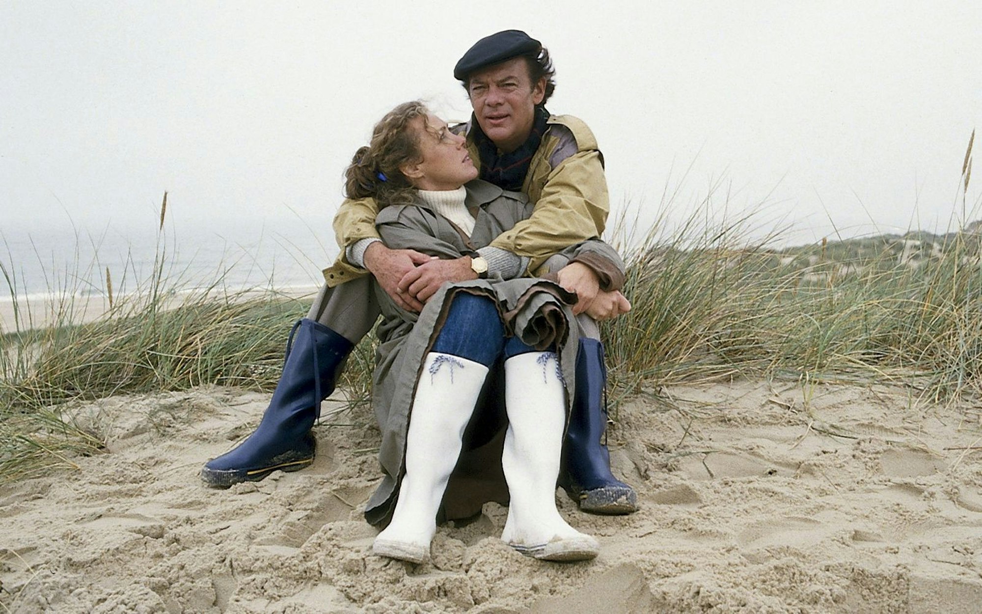 Die achte Folge der „Schwarzwaldklinik“ hatte es in sich: Schwester Christa (Gaby Dohm) und Klaus Brinkmann (Klausjürgen Wussow) kuscheln am Strand, während sich daheim im Krankenhaus Dramatisches abspielt. (Bild: ZDF / Thomas Waldhelm)