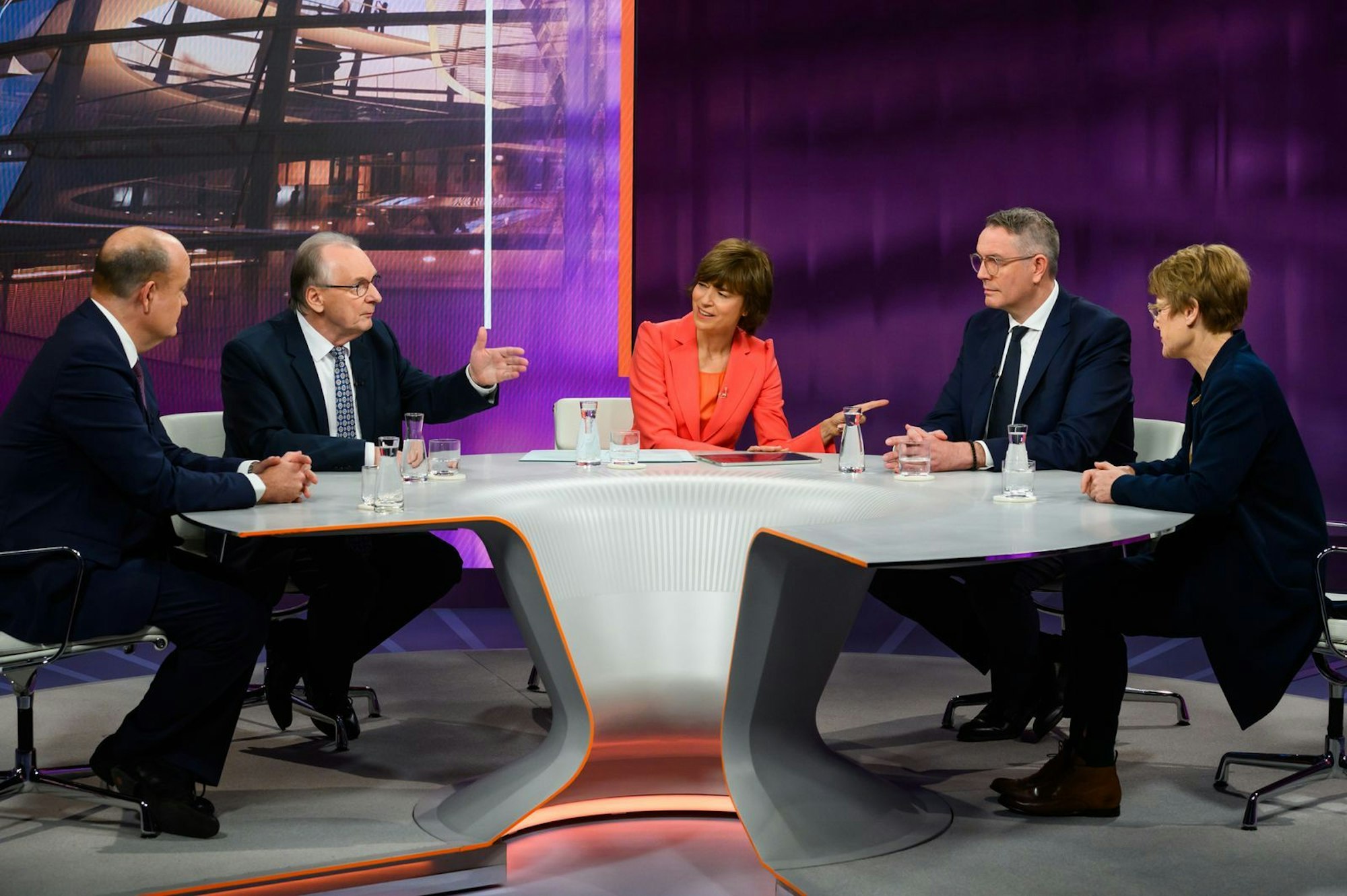 Bei „Maybrit Illner“ wurde über die Zukunftsfähigkeit von Deutschland diskutiert. (Bild: ZDF/Jule Roehr)