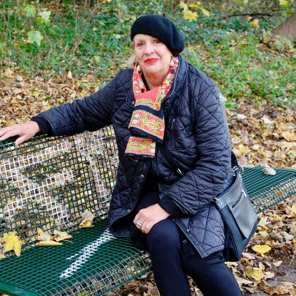 Gitti auf der Bank im Beethovenpark, die sie zur Erinnerung an ihre Schwester Traudi gespendet hat.