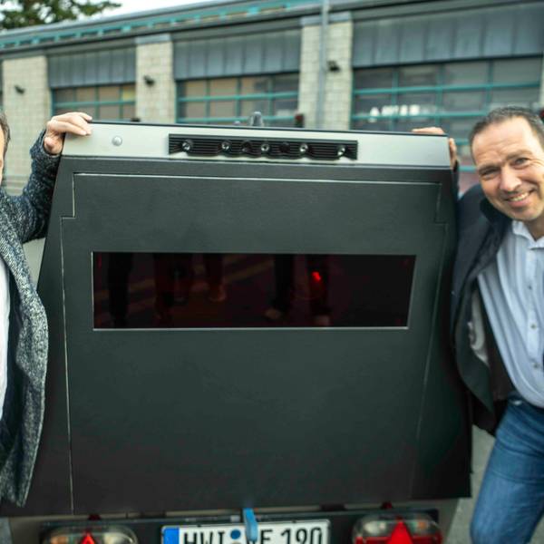 Auf dem Hof der Euskirchener Feuerwehr stellten Sacha Reichelt (l.) und Dino Steuer den Blitzer-Anhänger vor.