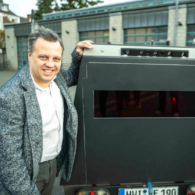 Auf dem Hof der Euskirchener Feuerwehr stellten Sacha Reichelt (l.) und Dino Steuer den Blitzer-Anhänger vor.
