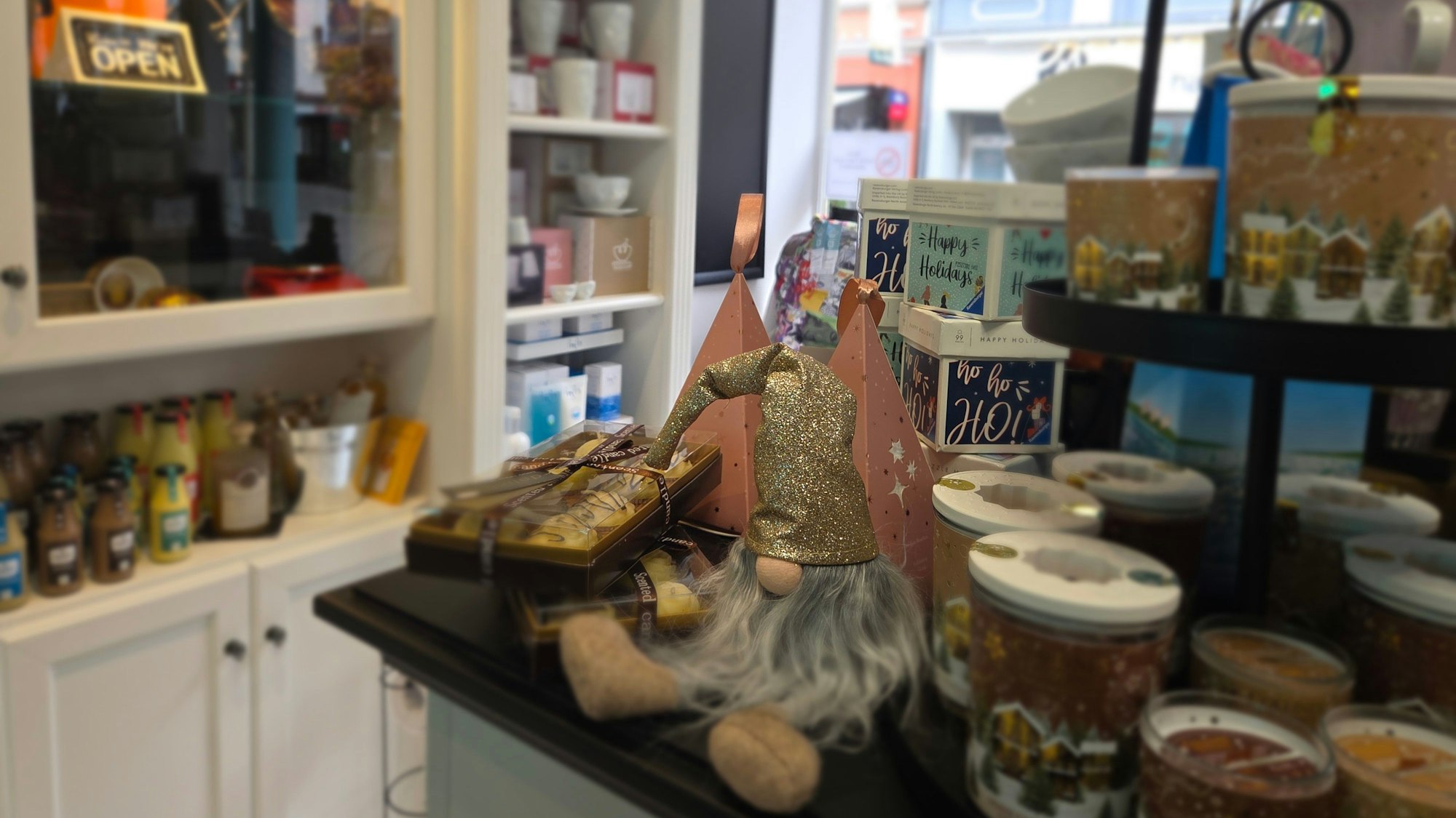 Vor allem Second-Hand-Kleidung bietet Sandra Owoc-Schönhoff in ihrem neuen Geschäft in der Kaiserstraße an. Aber es gibt auch Deko-Artikel und Kosmetika.