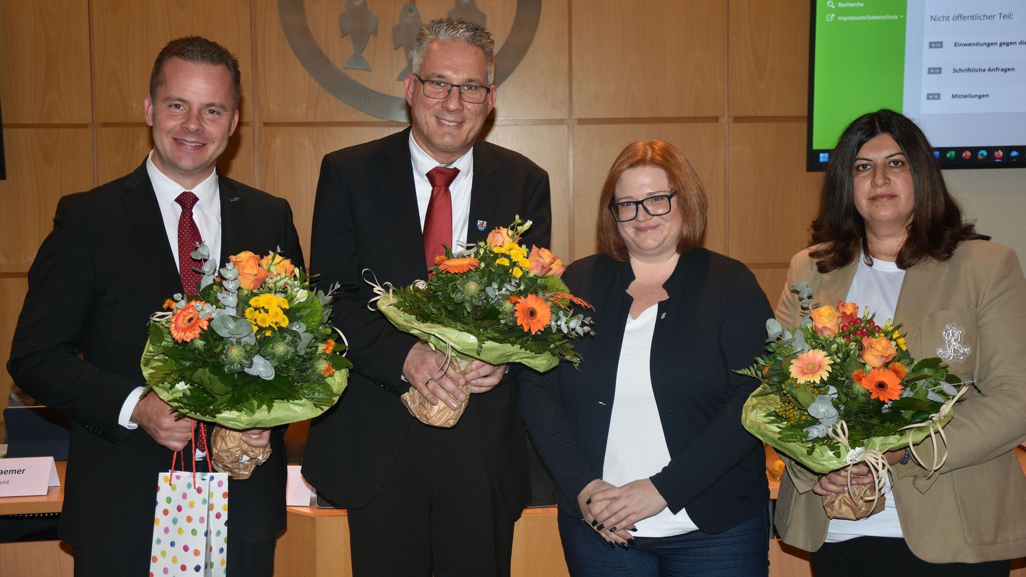 von links: Stellvertreter Andreas Stolze (CDU), Bürgermeister Guido Vierkötter, Dienstälteste Nicole Männig-Güney, Stellvertreterin Iramah Wahab (SPD)