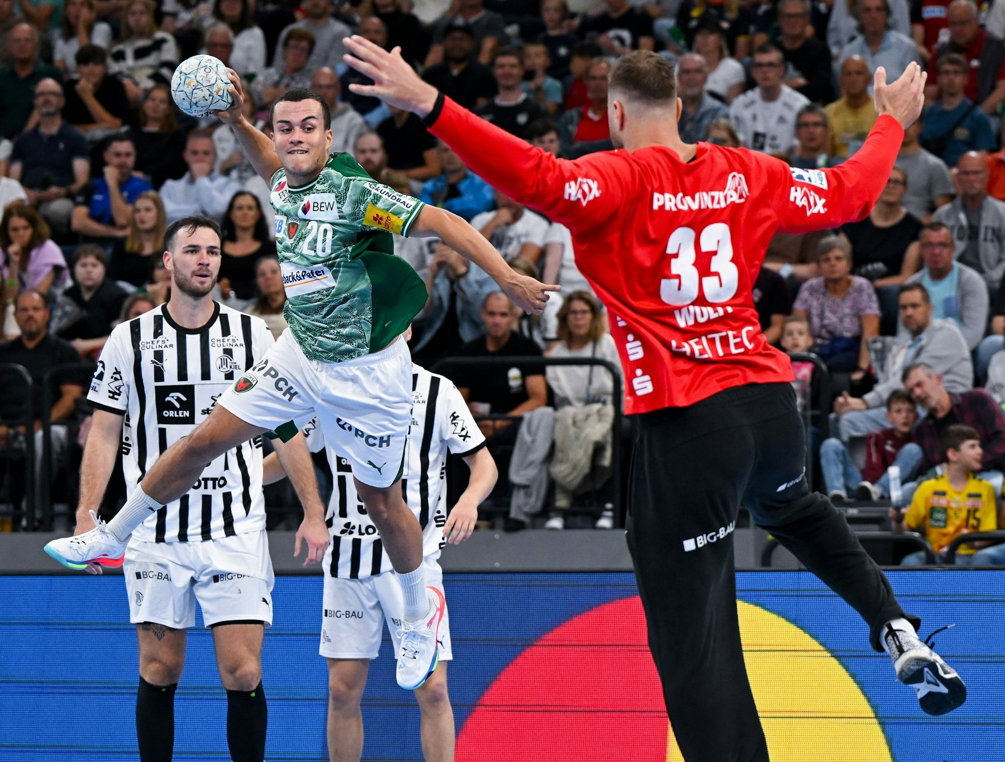 Die Füchse Berlin um Tim Freihöfer (l) und der THW Kiel treffen im Verfolgerduell aufeinander. (Archivfoto)