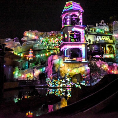 Zu sehen ist ein bunt erleuchtetes Gebäude im Phantasialand.