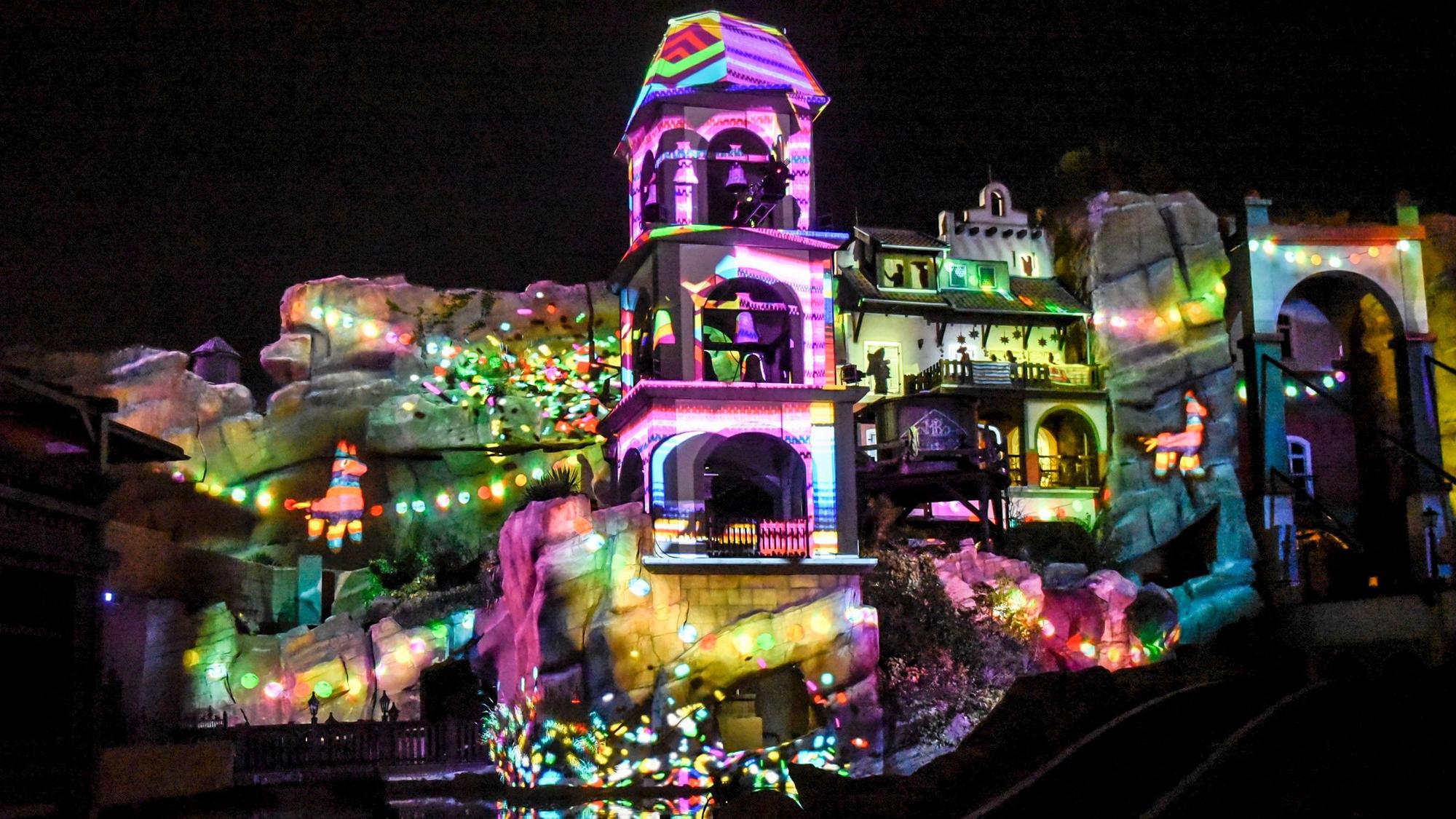 Zu sehen ist ein bunt erleuchtetes Gebäude im Phantasialand.