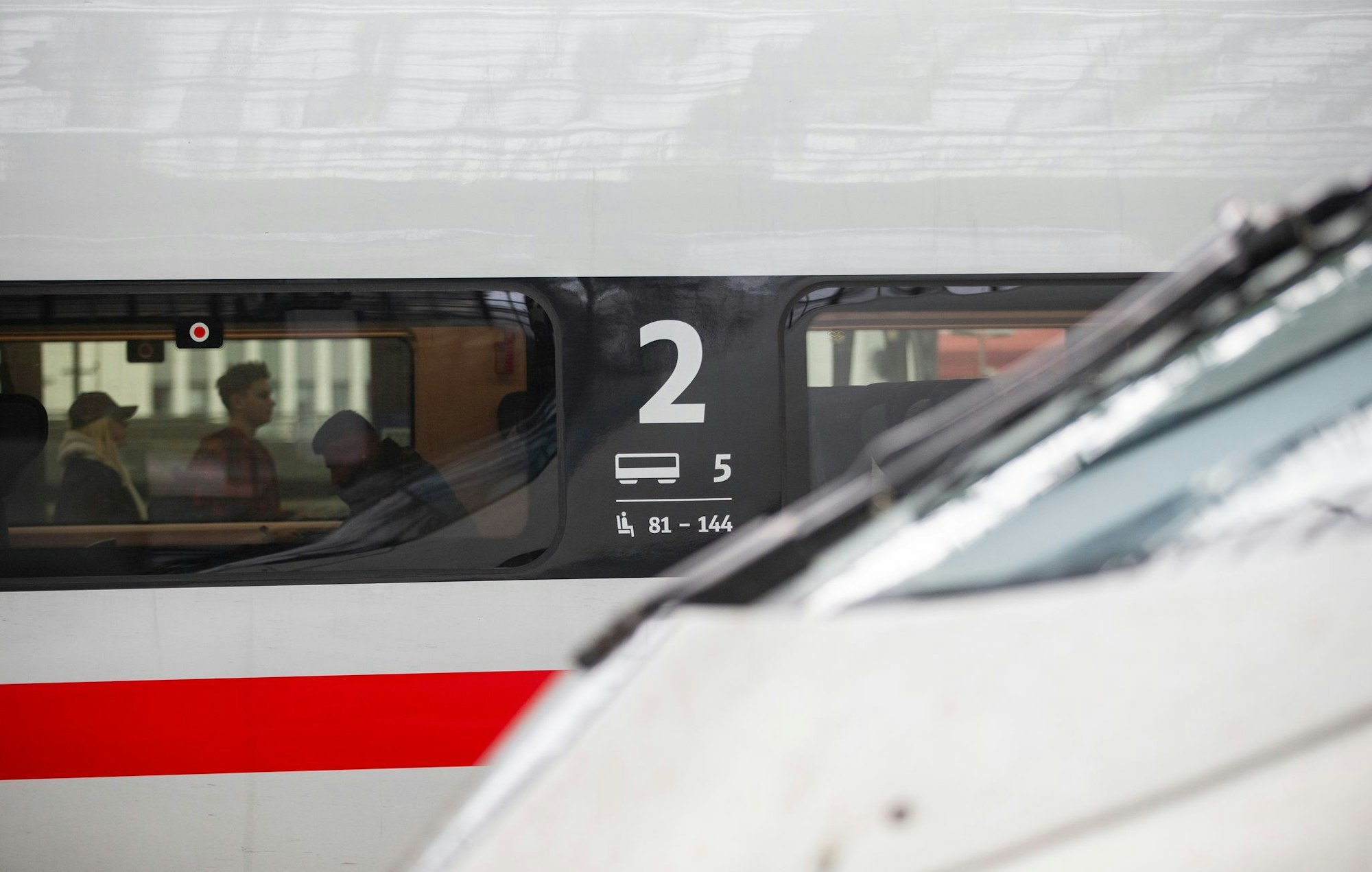 Ein ICE erfasste einen jungen Mann in Leichlingen. (Symbolbild)