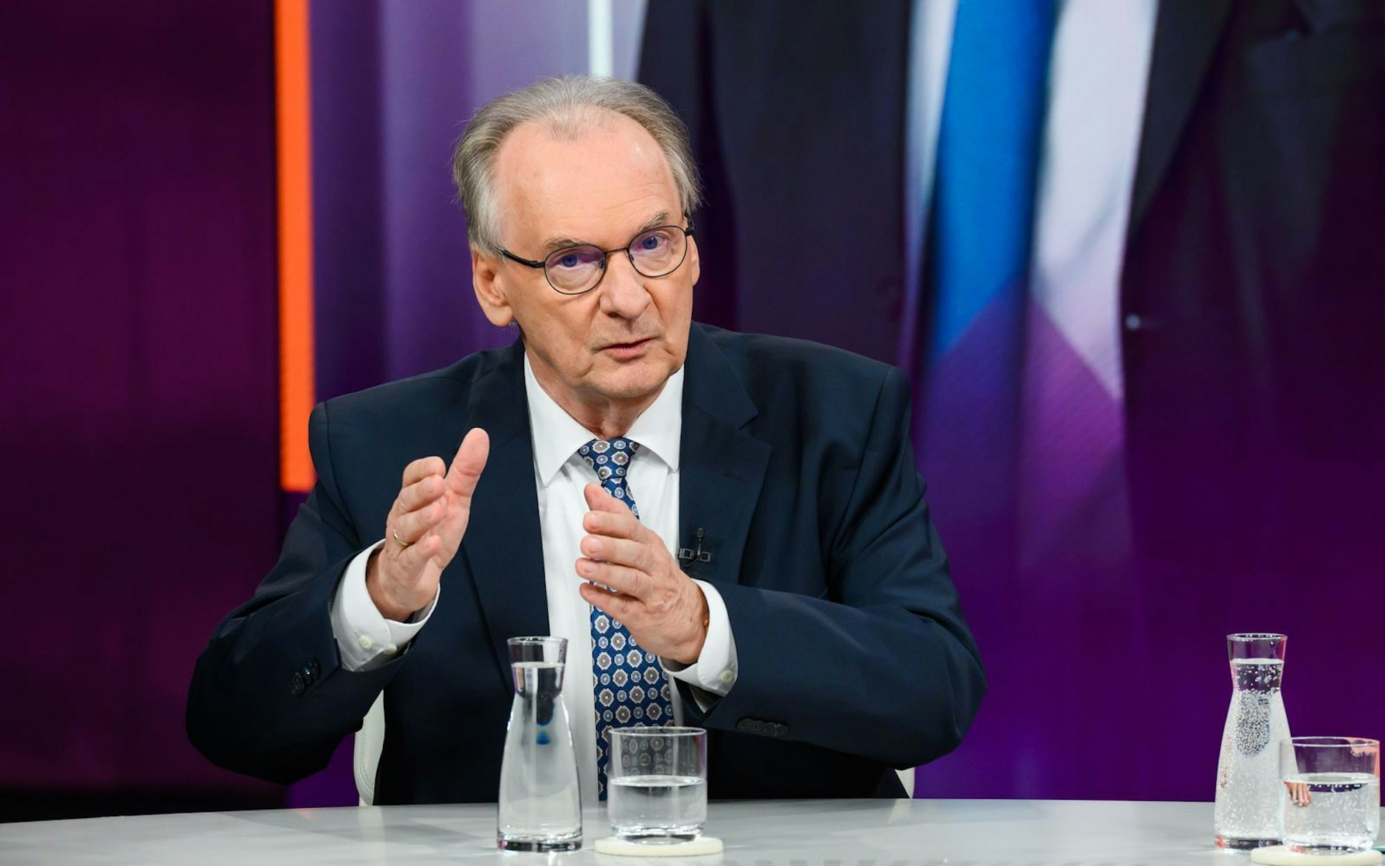 Wie der Rentenstreit gelöst und die jungen CDU-Abweichler auf Kurs gebracht werden könne? „Das muss Jens Spahn machen“, sagt Reiner Haseloff, „das ist die Aufgabe des Fraktionsvorsitzenden.“ (Bild: ZDF/Jule Roehr)