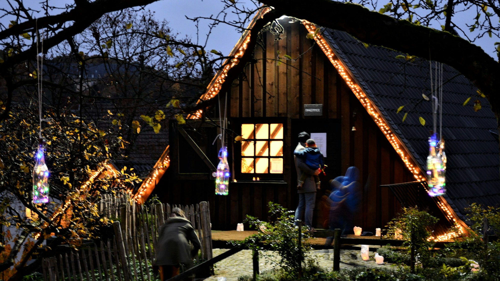 Ein Haus auf dem Gelände des Bergischen Museums ist mit vielen kleinen Lichtern geschmückt.