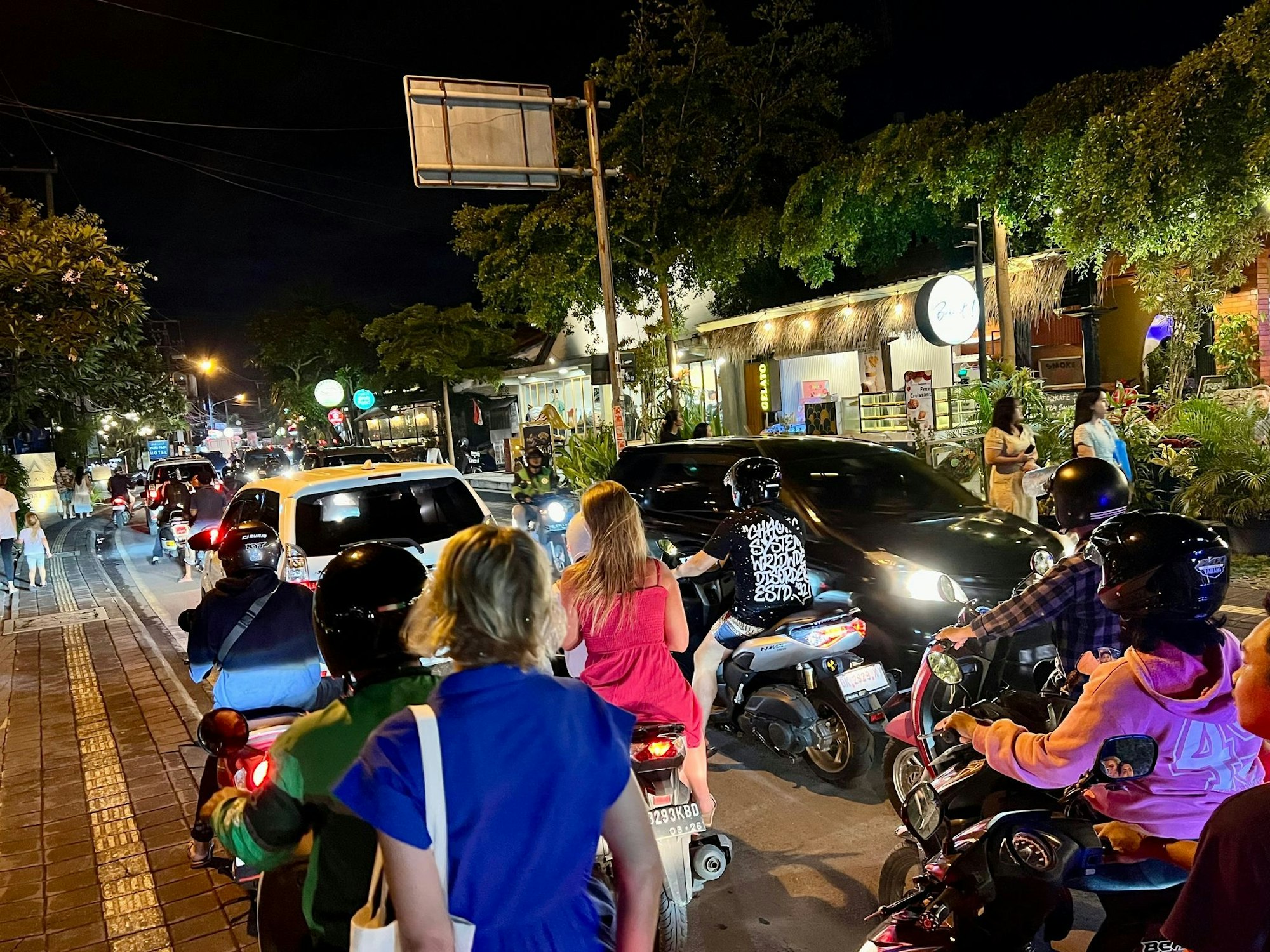 Wegen des Massentourismus sind auf Bali häufig die Straßen völlig verstopft.