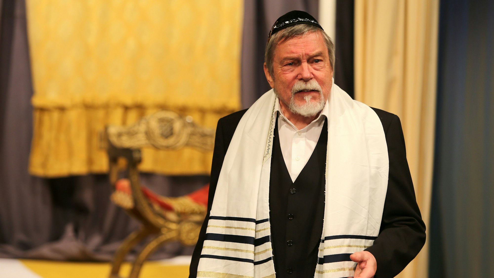 Ein Mann im Kostüm eines Rabbiners.