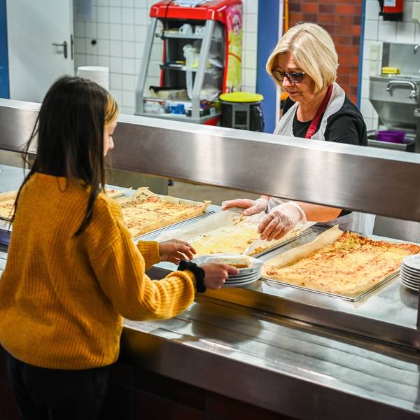 Eine Schülerin an der Theke einer Schulkantine (Symbolfoto)