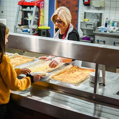 Eine Schülerin an der Theke einer Schulkantine (Symbolfoto)