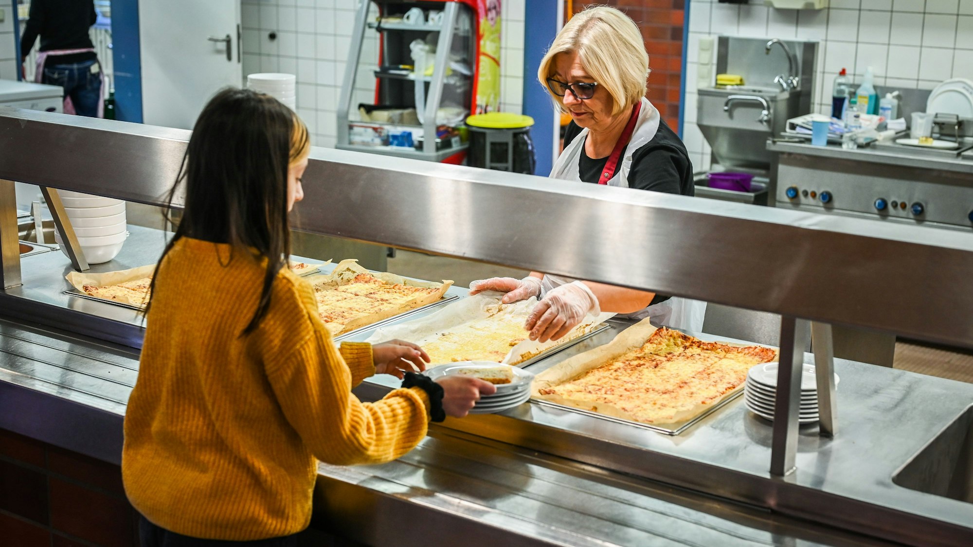 Eine Schülerin an der Theke einer Schulkantine (Symbolfoto)