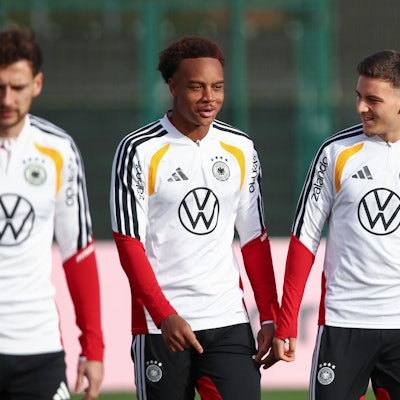 Said El Mala (r.) spricht im Training mit Assan Ouédraogo, beide lächeln.