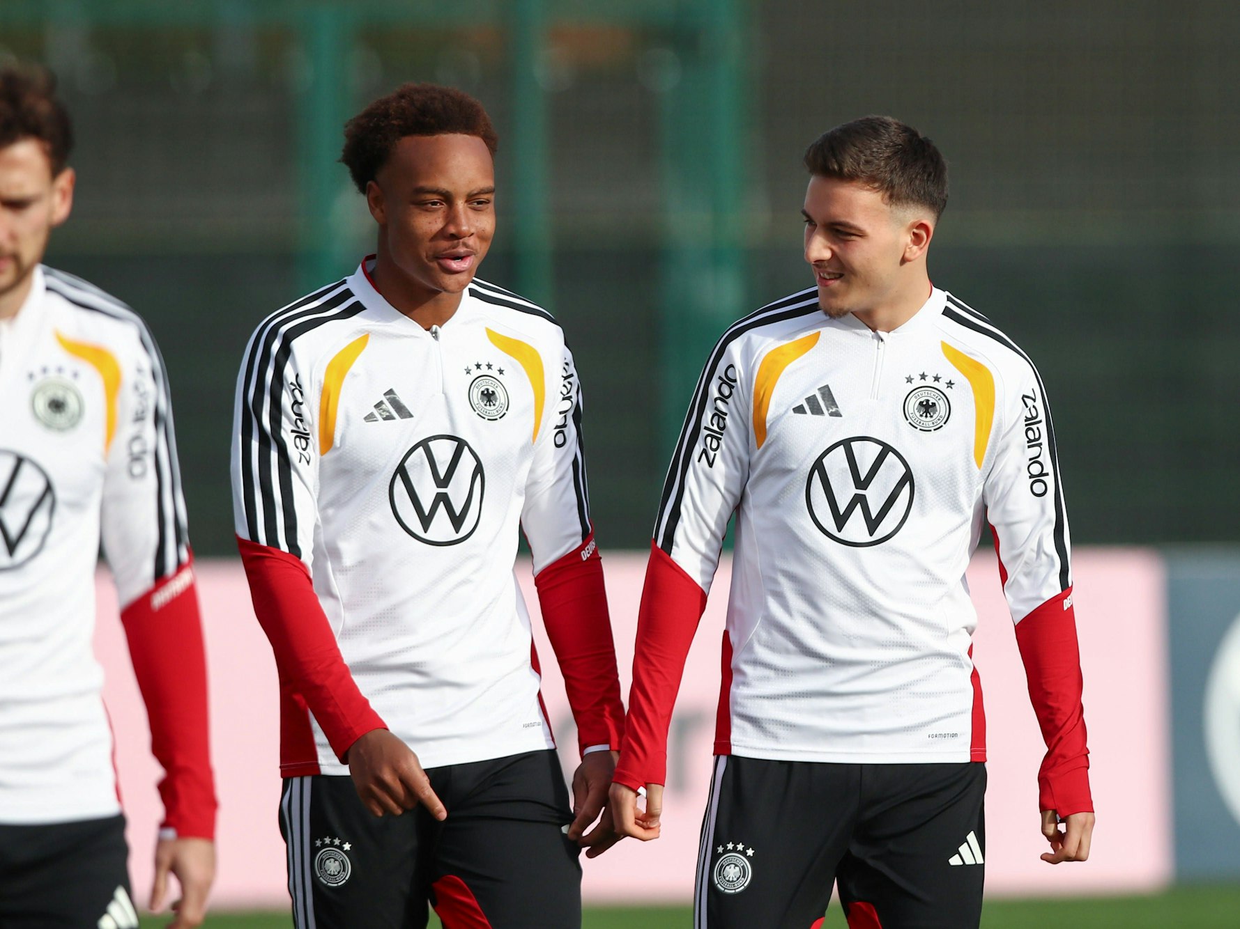 Said El Mala (r.) spricht im Training mit Assan Ouédraogo, beide lächeln.