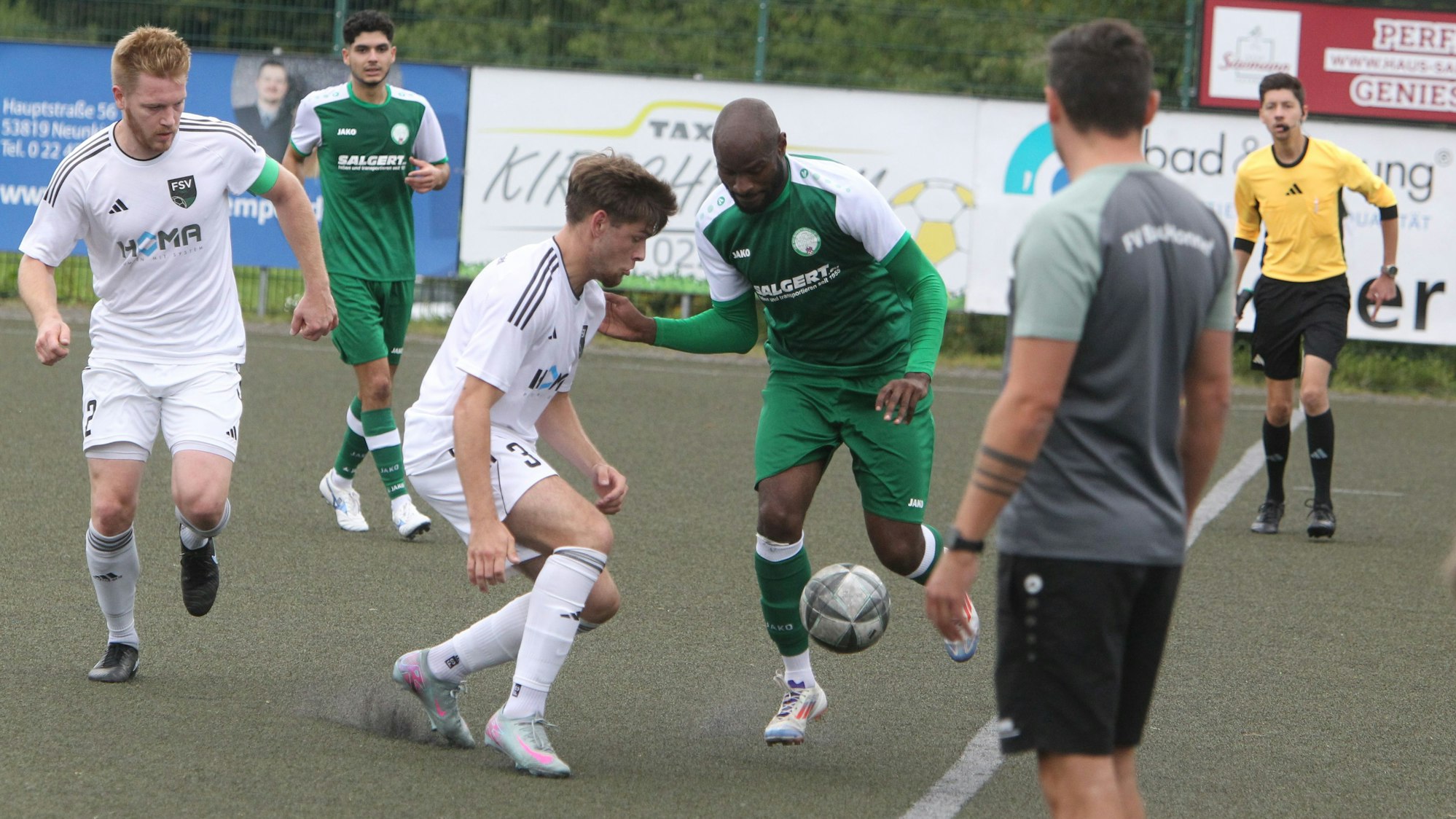 Starker Lauf: Sowohl der FV Bad Honnef um Asonganyi Defang (am Ball) als auch der FSV Neunkirchen-Seelscheid um Kjell Simnonia (Dritter von links) sind derzeit nicht zu stoppen.
