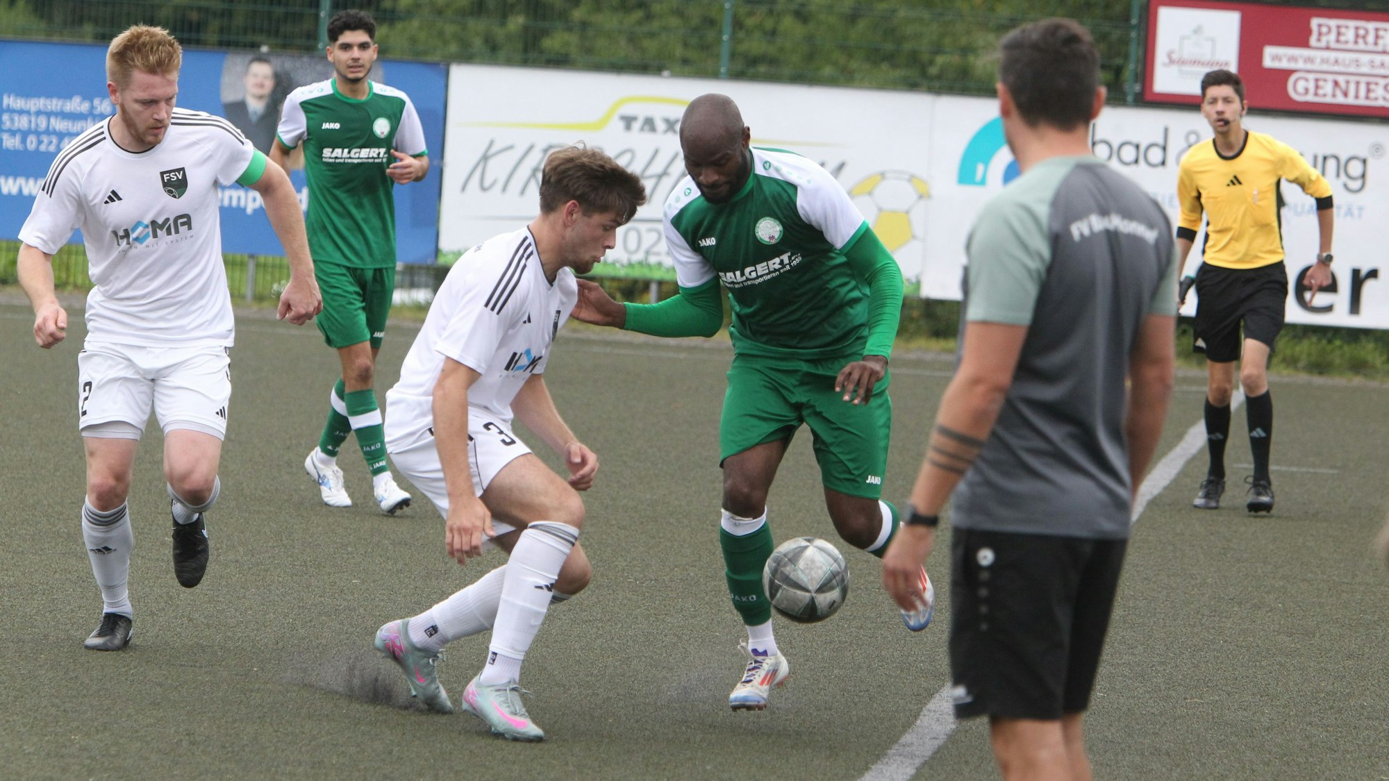 Starker Lauf: Sowohl der FV Bad Honnef um Asonganyi Defang (am Ball) als auch der FSV Neunkirchen-Seelscheid um Kjell Simnonia (Dritter von links) sind derzeit nicht zu stoppen.